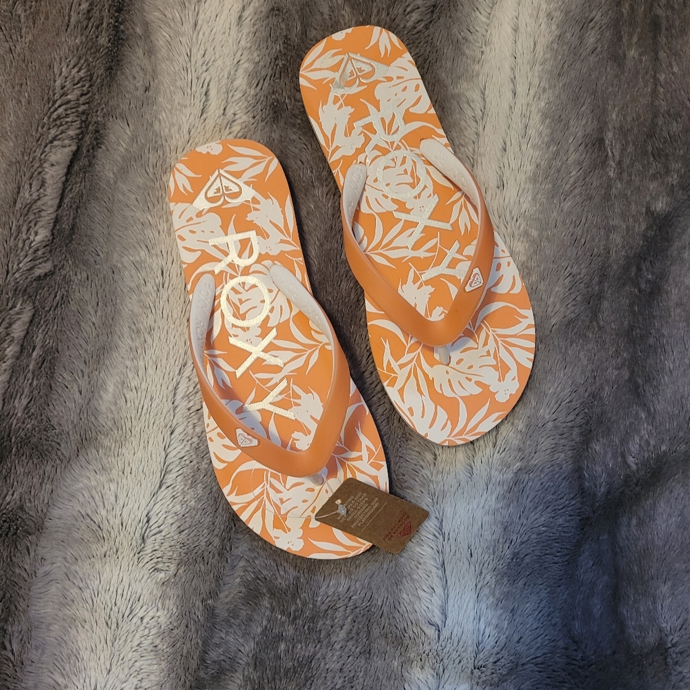 Roxy Flip Flops NWT size 4